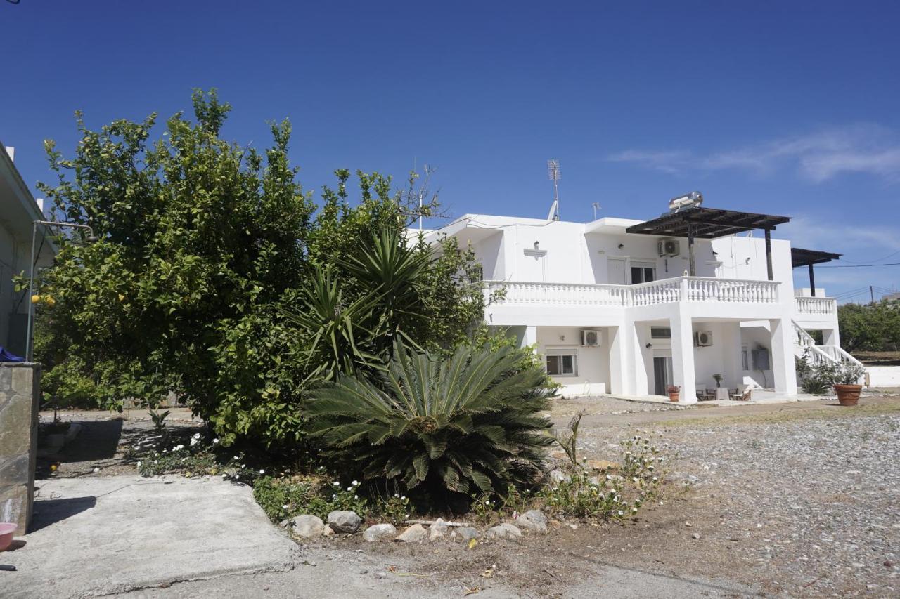 Nicholas Waves Beach Studios Lartos Exterior photo