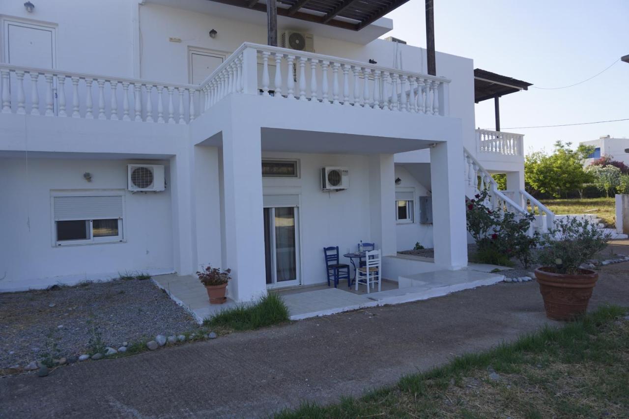 Nicholas Waves Beach Studios Lartos Exterior photo