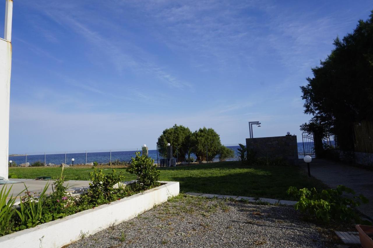 Nicholas Waves Beach Studios Lartos Exterior photo